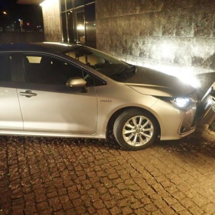 Nepilngadīgs iereibis jaunietis Liepājā nozog mašīnu un ietriecas ēkas sienā