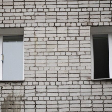 Izvairoties no konflikta, vīrietis Ķengaragā izlec pa trešā stāva logu