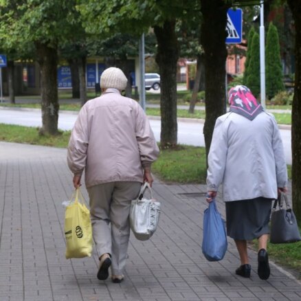 Pensijas varētu indeksēt jau augustā, vienojas Saeimas komisija