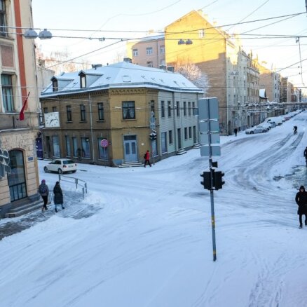 Rīgā uzsniguši septiņi centimetri sniega; diena būs pavēsa