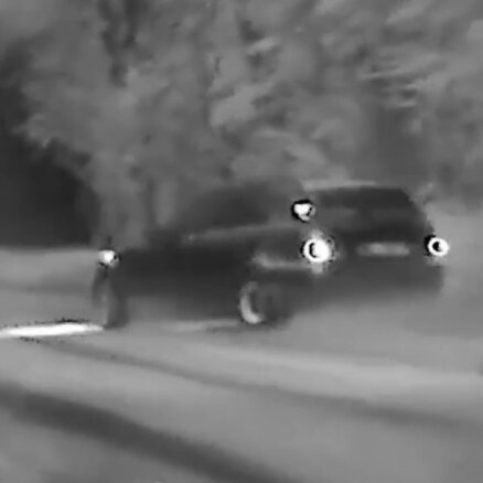 Video: Policija soda visā ielas platumā driftējošu BMW vadītāju