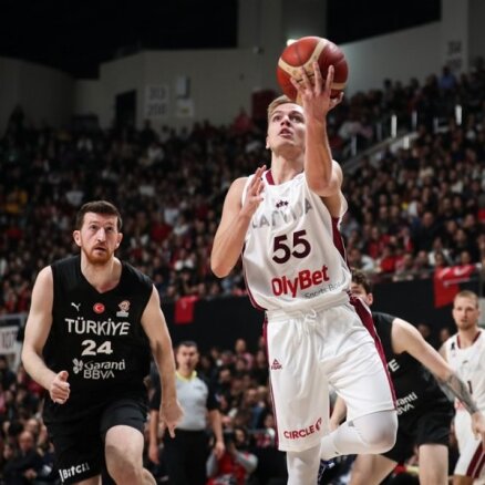 Latvijas basketbolisti Pasaules kausa kvalifikācijā izcīna uzvaru arī Turcijā
