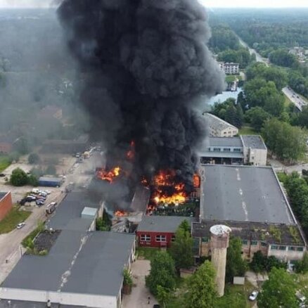 Video: Ierobežots ugunsgrēks noliktavā un apkopes ēkā Ozolniekos
