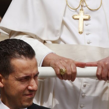 Папа Римский помиловал своего дворецкого, укравшего документы