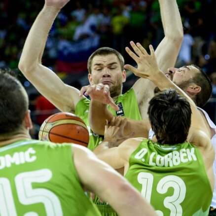 Lietuvas basketbolisti pēdējā ceturtdaļā aptur slovēņus