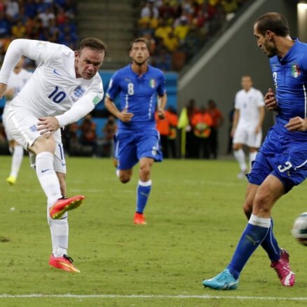 Врач сборной Англии вывихнул лодыжку, у итальянца начались галлюцинации