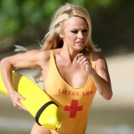 Pamela Andersone atkal jož dzeltenā bikini