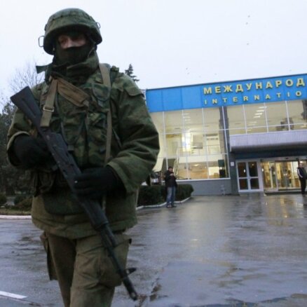 Аэропорты Крыма под контролем украинских властей, боевики расположились рядом