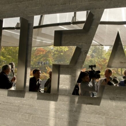 Cīrihē apcietinātas augstas FIFA amatpersonas; apsūdzēti kukuļņemšanā, reketā un izsūtīti uz ASV