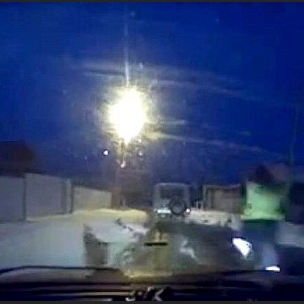 Video: Krievu superpolicists skriešus panāk bēgošu auto