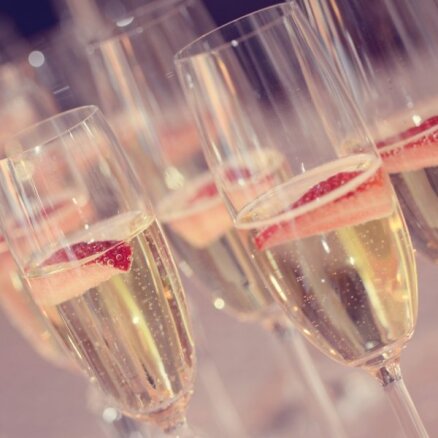 Šaurās šampanieša glāzes – kā izmazgāt grūti aizsniedzamās iekšpuses