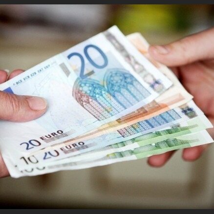 Из-за перехода на евро латвийцы отнесут в банки 300 млн. латов