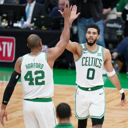 'Celtics' otrais panākums pret 'Hawks'; 'Suns' un 'Cavaliers' izlīdzina rezultātus sērijās
