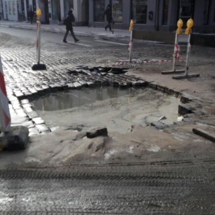 Rīgā, Tērbatas ielā plīsis ūdensvads; slēgta satiksme