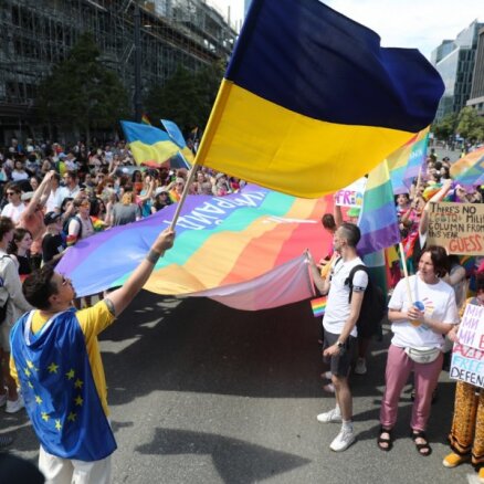 Foto: Varšavā poļi un ukraiņi apvienojas praida parādē