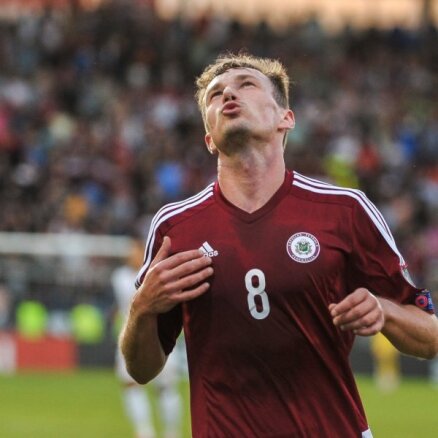 Latvijas futbolisti spēlē pret spēcīgo Nīderlandi iztur līdz 67.minūtei