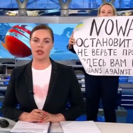 Krievijas 'Pirmā kanāla' ziņās uzzib pati redaktore ar pretkara plakātu
