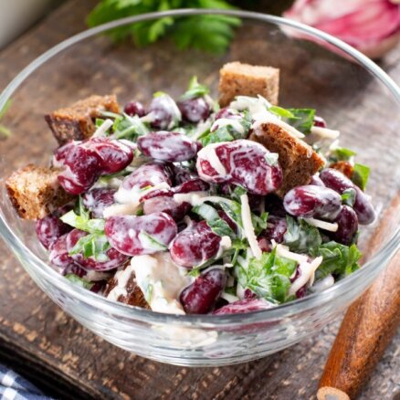 Vakariņām un darba pusdienu kastītei – 28 sātīgu pupiņu salātu receptes