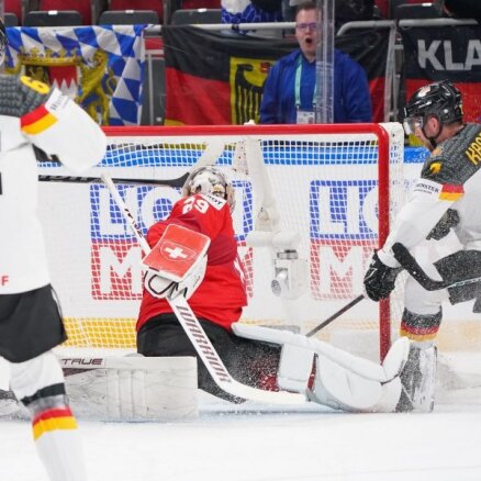 Vācijas hokejisti no pasaules čempionāta izslēdz Rīgā dominējušo Šveici