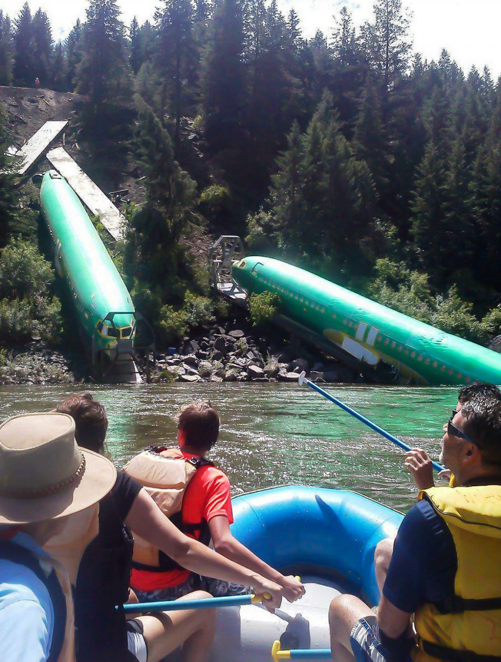 Редкие фотографии: поезд "уронил" в реку фюзеляжи Boeing 737