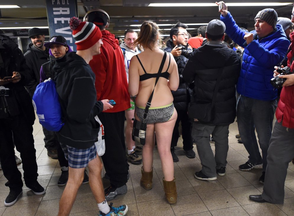 Нет штанов, нет проблем: как во всем мире в метро без штанов ездили