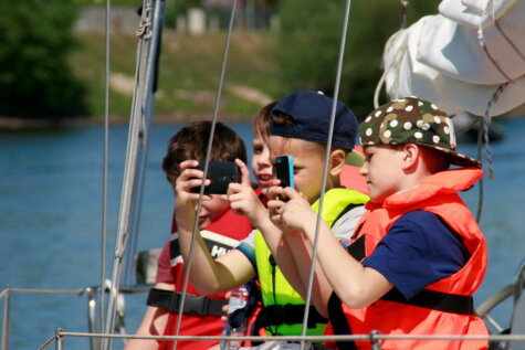 В понедельник модные парусники и яхты прокатили по Даугаве сотни детей