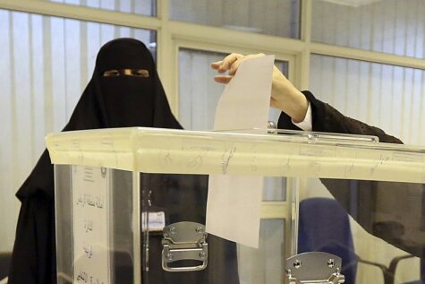 Vēsturiski kadri: Saūda Arābijā sievietes pirmo reizi piedalās vēlēšanās