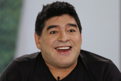 Nelāgas aizdomas - Maradona sācis lietot lūpukrāsu