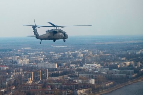 Эксклюзив: Как фотокор Delfi летал над Ригой на военных вертолетах UH-60 Black Hawk