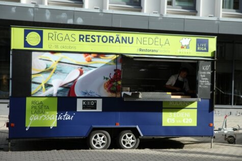 На улицах Риги появился мобильный ресторан с закусками и десертами