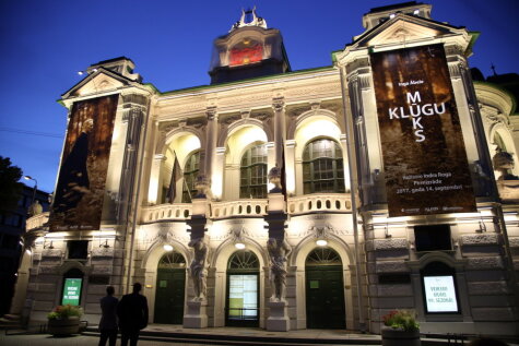 В Риге на час включили новое освещение фасада Латвийского национального театра