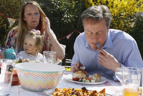Briti izsmej Deividu Kameronu, kurš hotdogu ēd ar nazi un dakšiņu