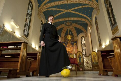 Кто сказал, что священники не играют в футбол?