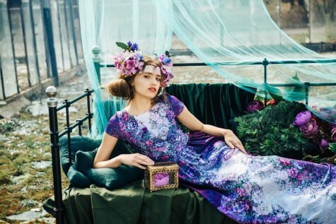 Латвийская мода на грани фола: действительно шикарные платья на фоне разрухи и тлена