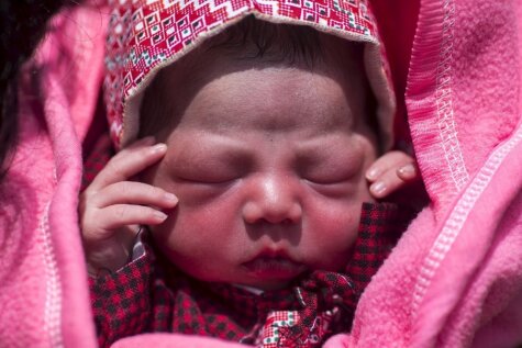 Aizkustinošs foto stāsts: Nepālā starp drupām piedzimst meitenīte