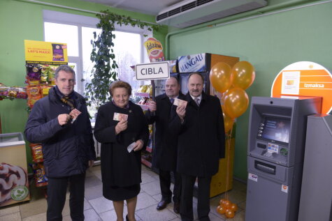 Премьер-министр Латвии открыла банкомат на задворках Латгалии