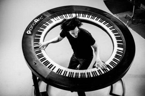 Lady Gaga pianists ievieš apaļu sintezatoru