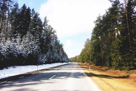 Unikāli foto no Igaunijas: ziema un pavasaris uz vienas šosejas