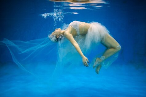 Свадебная фотосессия под водой: невесомо, оригинально и очень мокро!