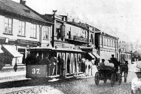 Vēsturiski foto ar Rīgas sabiedriskā transporta dzimšanu - trīsriteņu taksometrs un bērīša vilkts tramvajs