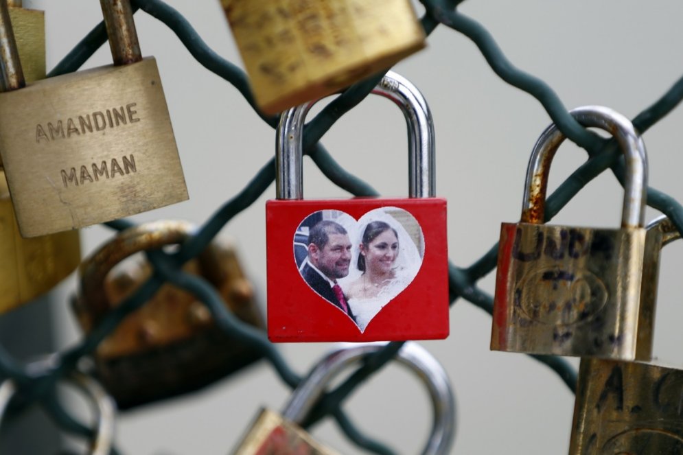 Парижский "Мост любви" не выдержал веса замков влюбленных