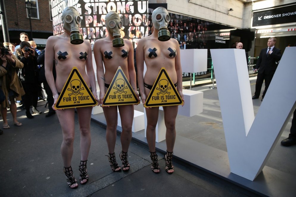 Kārtējais seksīgais protests pret kažokādu ražošanu un lietošanu