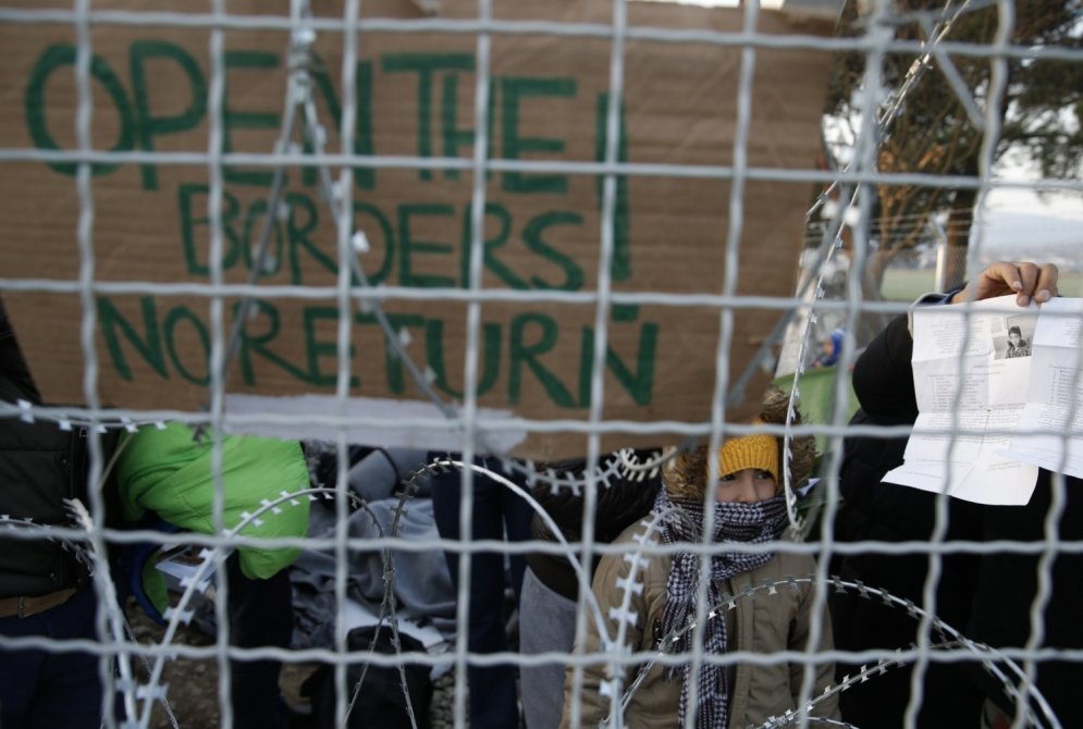 Pie Maķedonijas robežām sākušies saniknotu bēgļu protesti