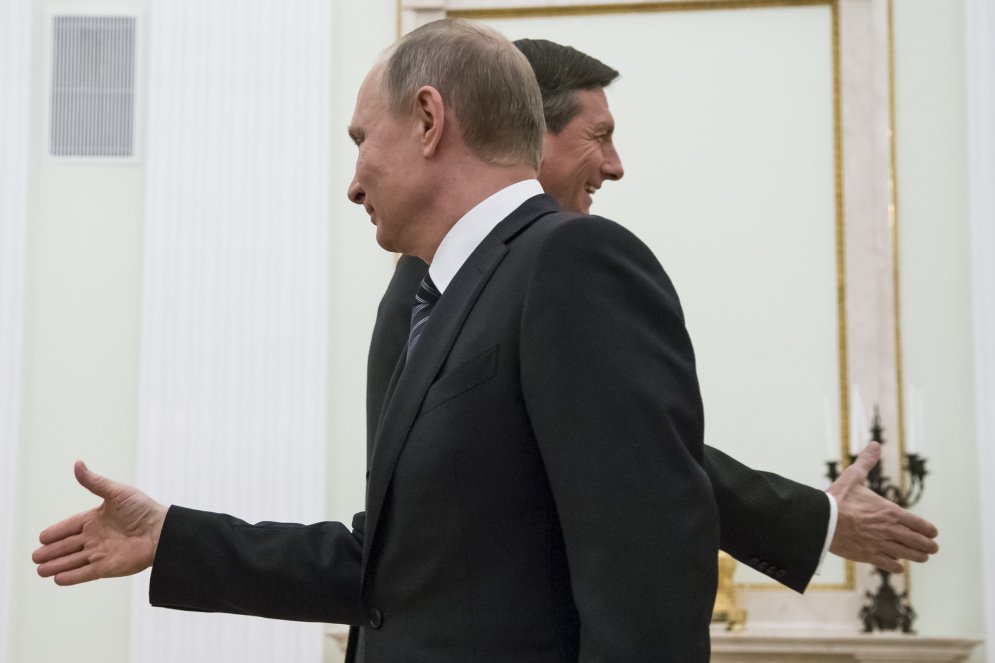 "Оптическая иллюзия". Что не так в фото со встречи лидеров России и Словении?