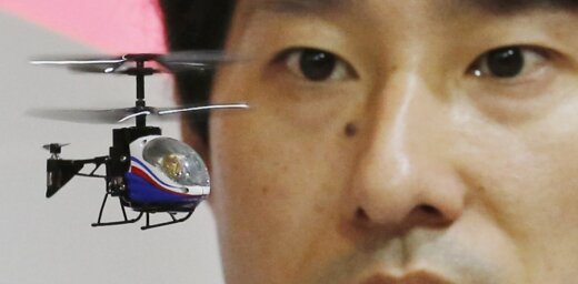 No viedtālruņu daļām radīts pasaulē mazākais radiovadāmais helikopters (+FOTO)