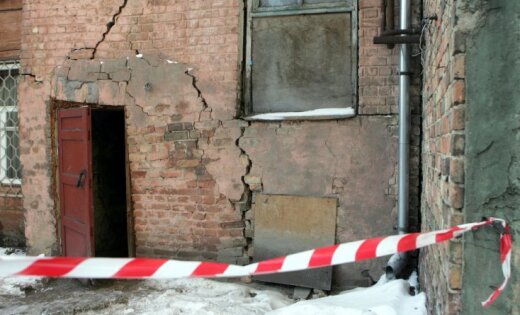 Rīgā saplaisā divstāvu dzīvojamās ēkas kāpņu telpa; iemītnieki evakuēti