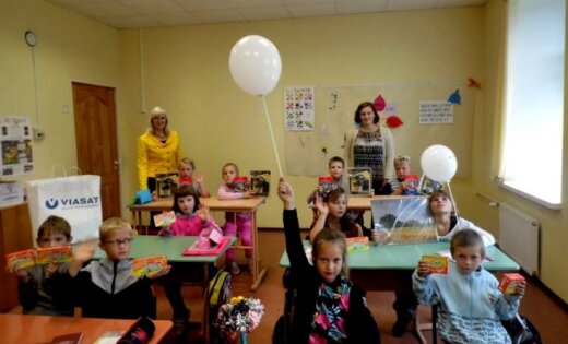 Jēkabpils novada bērni dāvanā saņem skolas piederumus