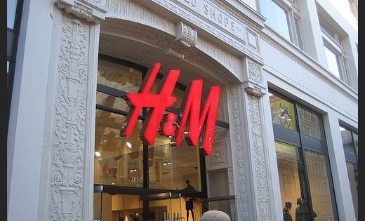 Valodas sargiem sūdzas par 'H&M' klientu apkalpošanu angļu valodā