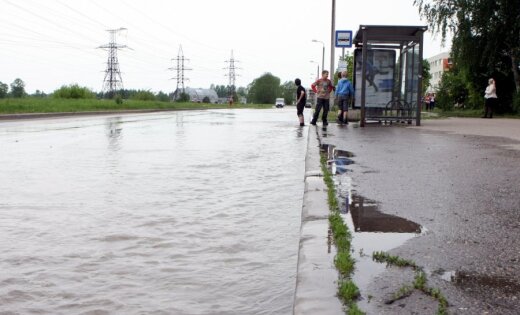 Rīgā, Ozolciema ielā plīsis ūdensvads; applūst stadions un māja