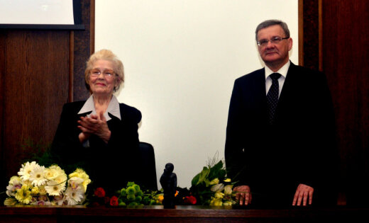 Foto: Daugavpilieši sveic Terēziju Broku sieviešu dienā un par iegūto 'Boņuku'
